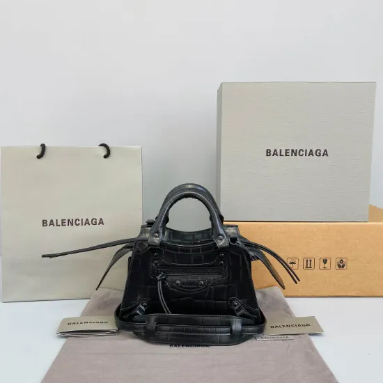 Picture of BALENCIAG NEO CLASSIC MOTORCYCLE BAG SIZE: 1992 SIZE: 16.5*22*9*14.5CM