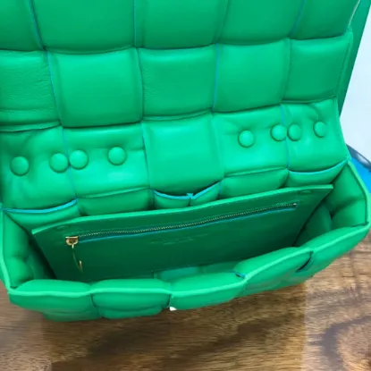 Picture of BV CHAIN BAG SIZE: 26X18CM GRASS GREEN 96008