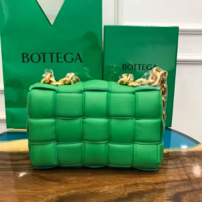 Picture of BV CHAIN BAG SIZE: 26X18CM GRASS GREEN 96008