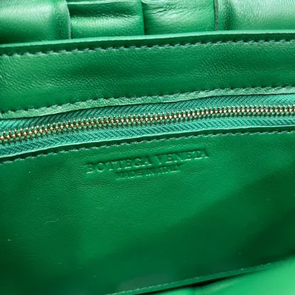 Picture of BV CHAIN BAG SIZE: 26X18CM RACING GREEN