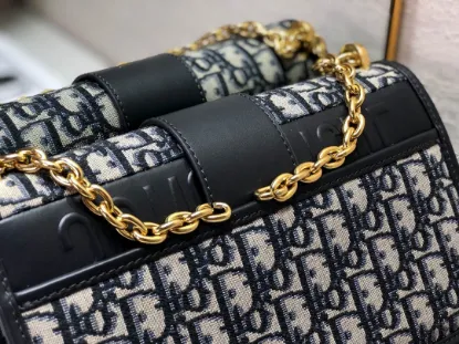 Picture of 30 Montaigne Chain Crossbody Bag Size: 25.5cm