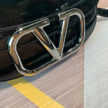 Picture of Valentino L shoulder bag