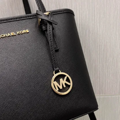 Picture of michael kors mk jetset size: 22cm*19cm*10cm