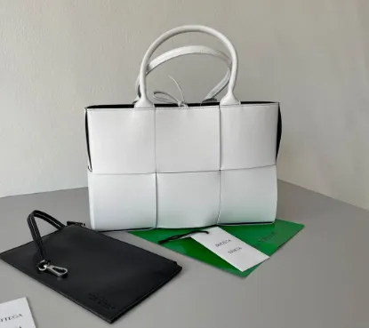 Picture of BV INTRECCIO TOTE LAMBSKIN