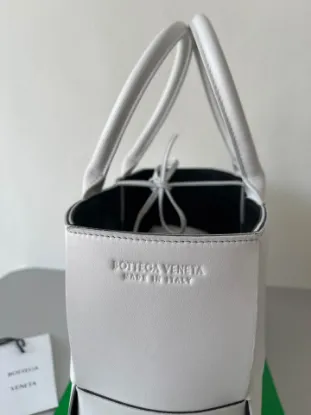 Picture of BV INTRECCIO TOTE LAMBSKIN