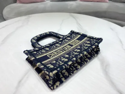 Picture of Mini Book tote size: 23x17x7cm